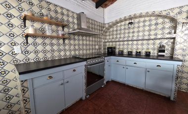 CASA EN VENTA EN LOMAS DE CUERNAVACA, CON GRAN JARDÍN Y ALBERCA