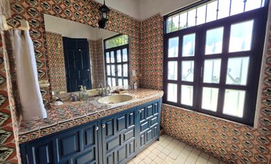 CASA EN VENTA EN LOMAS DE CUERNAVACA, CON GRAN JARDÍN Y ALBERCA