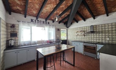 CASA EN VENTA EN LOMAS DE CUERNAVACA, CON GRAN JARDÍN Y ALBERCA