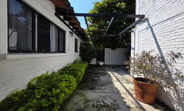 CASA EN VENTA EN LOMAS DE CUERNAVACA, CON GRAN JARDÍN Y ALBERCA