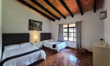 CASA EN VENTA EN LOMAS DE CUERNAVACA, CON GRAN JARDÍN Y ALBERCA