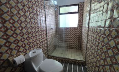 CASA EN VENTA EN LOMAS DE CUERNAVACA, CON GRAN JARDÍN Y ALBERCA