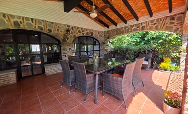 CASA EN VENTA EN LOMAS DE CUERNAVACA, CON GRAN JARDÍN Y ALBERCA