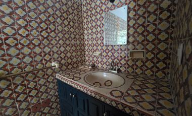 CASA EN VENTA EN LOMAS DE CUERNAVACA, CON GRAN JARDÍN Y ALBERCA