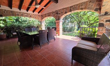 CASA EN VENTA EN LOMAS DE CUERNAVACA, CON GRAN JARDÍN Y ALBERCA