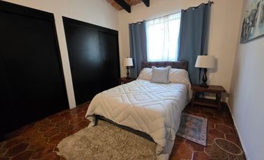 CASA EN VENTA EN LOMAS DE CUERNAVACA, CON GRAN JARDÍN Y ALBERCA