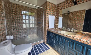 CASA EN VENTA EN LOMAS DE CUERNAVACA, CON GRAN JARDÍN Y ALBERCA