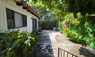 CASA EN VENTA EN LOMAS DE CUERNAVACA, CON GRAN JARDÍN Y ALBERCA