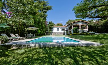 CASA EN VENTA EN LOMAS DE CUERNAVACA, CON GRAN JARDÍN Y ALBERCA