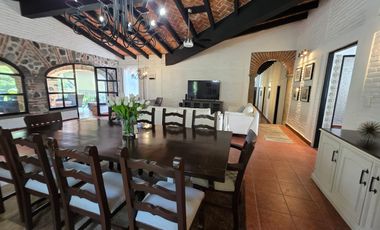 CASA EN VENTA EN LOMAS DE CUERNAVACA, CON GRAN JARDÍN Y ALBERCA