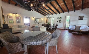 CASA EN VENTA EN LOMAS DE CUERNAVACA, CON GRAN JARDÍN Y ALBERCA