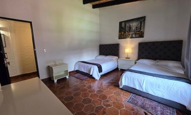 CASA EN VENTA EN LOMAS DE CUERNAVACA, CON GRAN JARDÍN Y ALBERCA