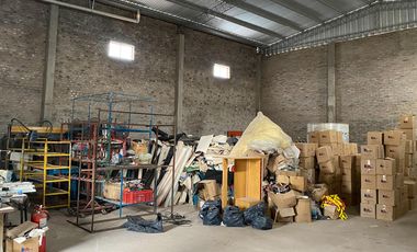 Galpón en venta 375 m2 Piso de hormigón Techo chapa Portón corredizo