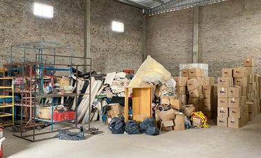 Galpón en venta 375 m2 Piso de hormigón Techo chapa Portón corredizo