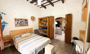 Casa en venta - 3 Dormitorios 3 Baños - 2.100Mts2 - Villa Elisa