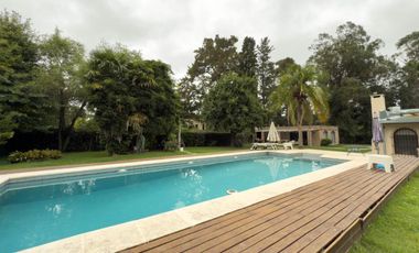 Casa en venta - 3 Dormitorios 3 Baños - 2.100Mts2 - Villa Elisa