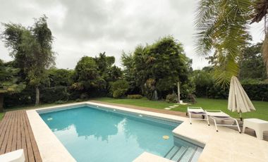 Casa en venta - 3 Dormitorios 3 Baños - 2.100Mts2 - Villa Elisa