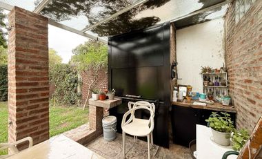 Casa en venta - 3 Dormitorios 3 Baños - 2.100Mts2 - Villa Elisa