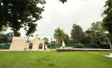 Casa en venta - 3 Dormitorios 3 Baños - 2.100Mts2 - Villa Elisa