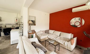 Casa en venta - 3 Dormitorios 3 Baños - 2.100Mts2 - Villa Elisa