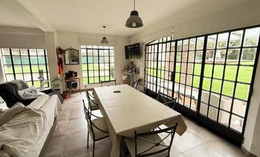 Casa en venta - 3 Dormitorios 3 Baños - 2.100Mts2 - Villa Elisa