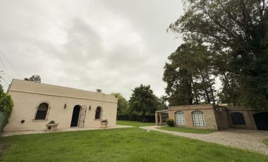 Casa en venta - 3 Dormitorios 3 Baños - 2.100Mts2 - Villa Elisa