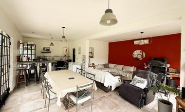 Casa en venta - 3 Dormitorios 3 Baños - 2.100Mts2 - Villa Elisa