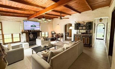 Casa en venta - 3 Dormitorios 3 Baños - 2.100Mts2 - Villa Elisa