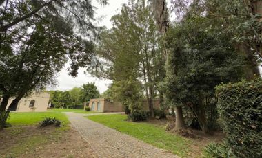 Casa en venta - 3 Dormitorios 3 Baños - 2.100Mts2 - Villa Elisa