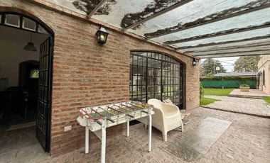Casa en venta - 3 Dormitorios 3 Baños - 2.100Mts2 - Villa Elisa