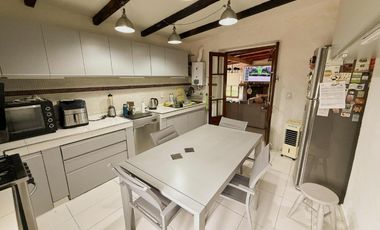 Casa en venta - 3 Dormitorios 3 Baños - 2.100Mts2 - Villa Elisa