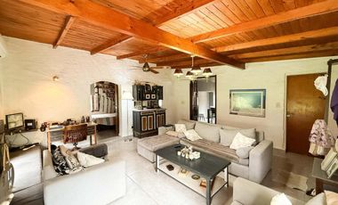 Casa en venta - 3 Dormitorios 3 Baños - 2.100Mts2 - Villa Elisa