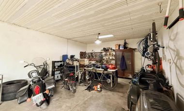 Casa en venta - 3 Dormitorios 3 Baños - 2.100Mts2 - Villa Elisa