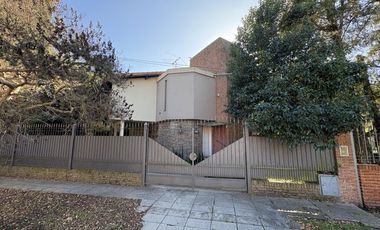 Casa 5 ambientes con piscina