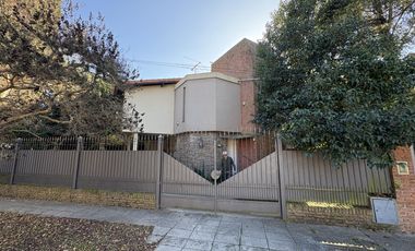 Casa 5 ambientes con piscina