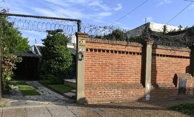 Casa en Venta, 5 amb, 3 dorm. APTA CRÉDITO. De Pinedo 336 Bernal Centro. Pileta, parque y quincho