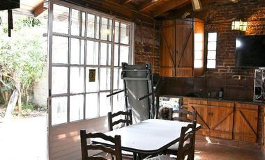 Casa en Venta, 5 amb, 3 dorm. APTA CRÉDITO. De Pinedo 336 Bernal Centro. Pileta, parque y quincho