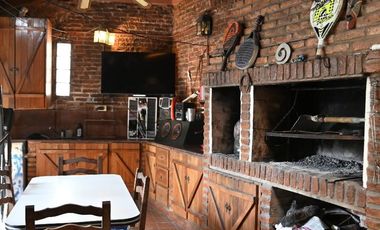 Casa en Venta, 5 amb, 3 dorm. APTA CRÉDITO. De Pinedo 336 Bernal Centro. Pileta, parque y quincho