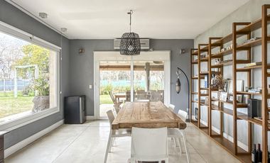 Casa de 8 ambientes con costa de lago en Santa Clara.