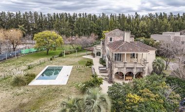 Casa de 8 ambientes con costa de lago en Santa Clara.