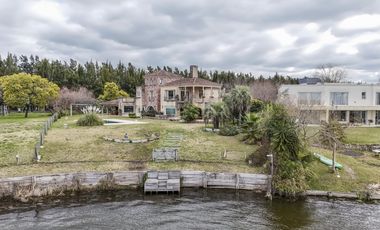 Casa de 8 ambientes con costa de lago en Santa Clara.