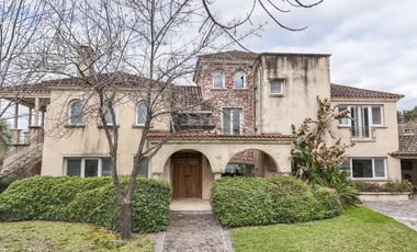 Casa de 8 ambientes con costa de lago en Santa Clara.