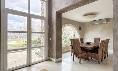 Casa de 8 ambientes con costa de lago en Santa Clara.