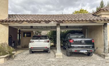 Casa de 8 ambientes con costa de lago en Santa Clara.