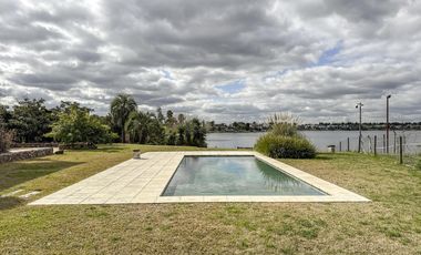 Casa de 8 ambientes con costa de lago en Santa Clara.