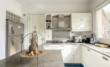 Casa de 8 ambientes con costa de lago en Santa Clara.