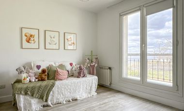 Casa de 8 ambientes con costa de lago en Santa Clara.