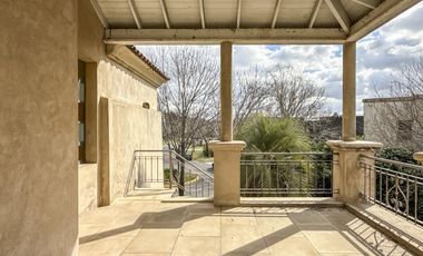 Casa de 8 ambientes con costa de lago en Santa Clara.