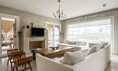 Casa de 8 ambientes con costa de lago en Santa Clara.