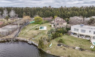 Casa de 8 ambientes con costa de lago en Santa Clara.